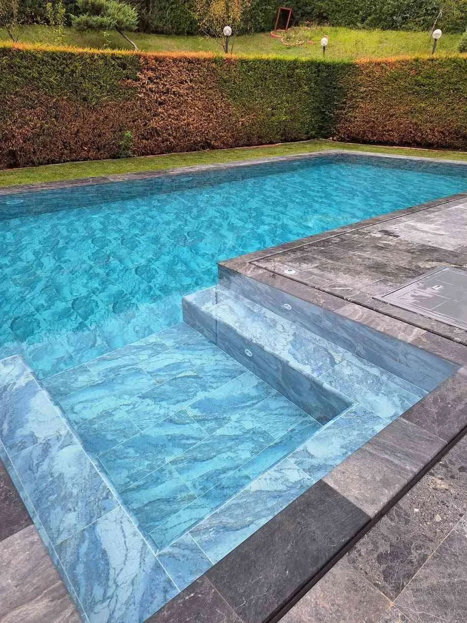 Doğanın içinde huzurlu bir kaçamak. Mavi gökyüzü ve berrak suyuyla baş başa bir yüzme havuzu.